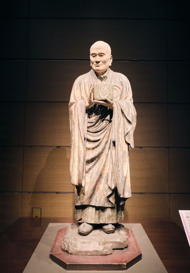 socha japonského mnicha