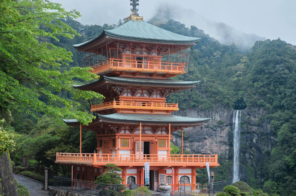 Japonská pagoda a vodopády Nachi